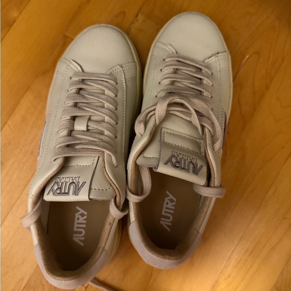 NWOT Autry Women's Beige Leather Low-Top Sneakers